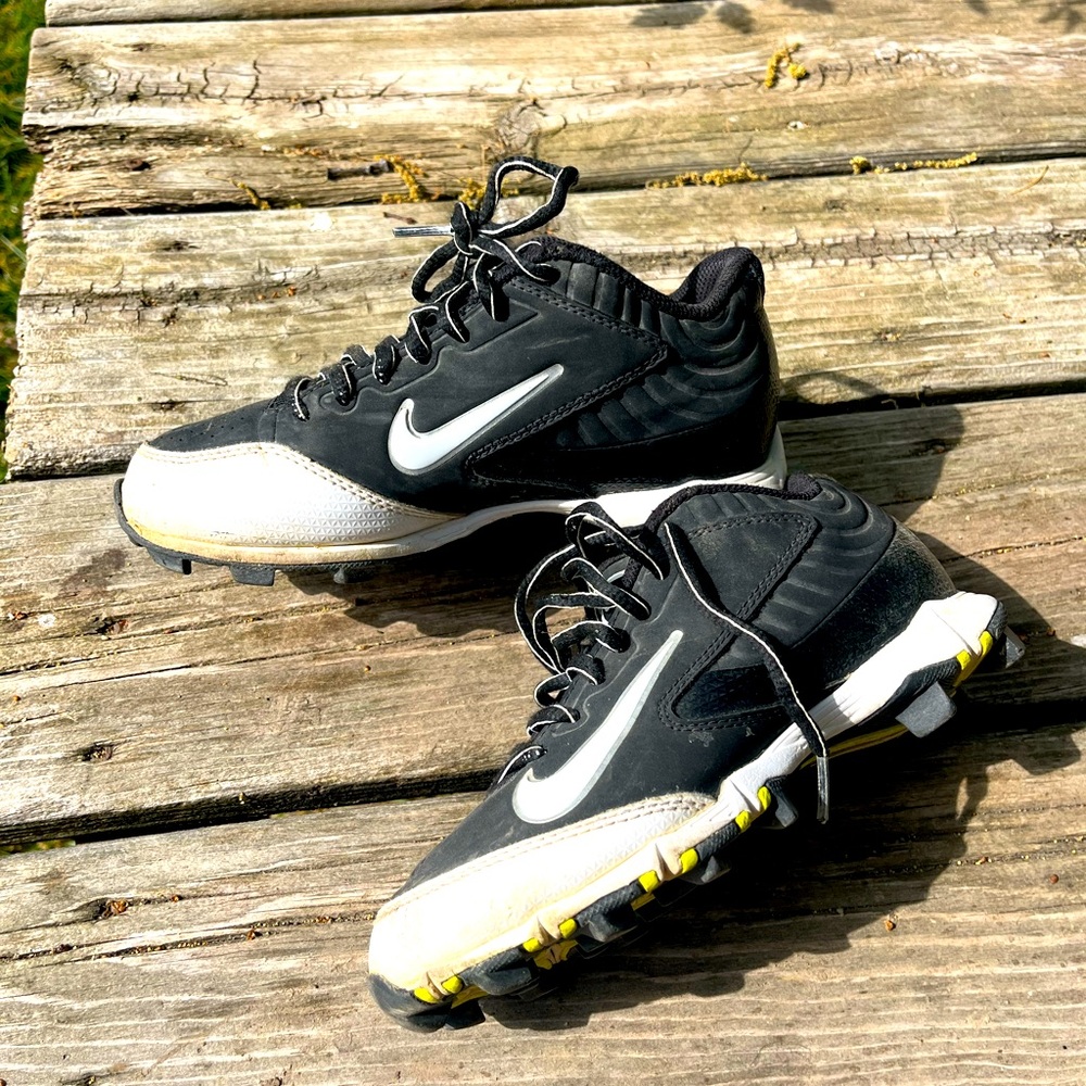 Nike Boy/Girl Sz 1.5Y Black & White Baseball Shoes Huarache Cleats Fastflex Sole